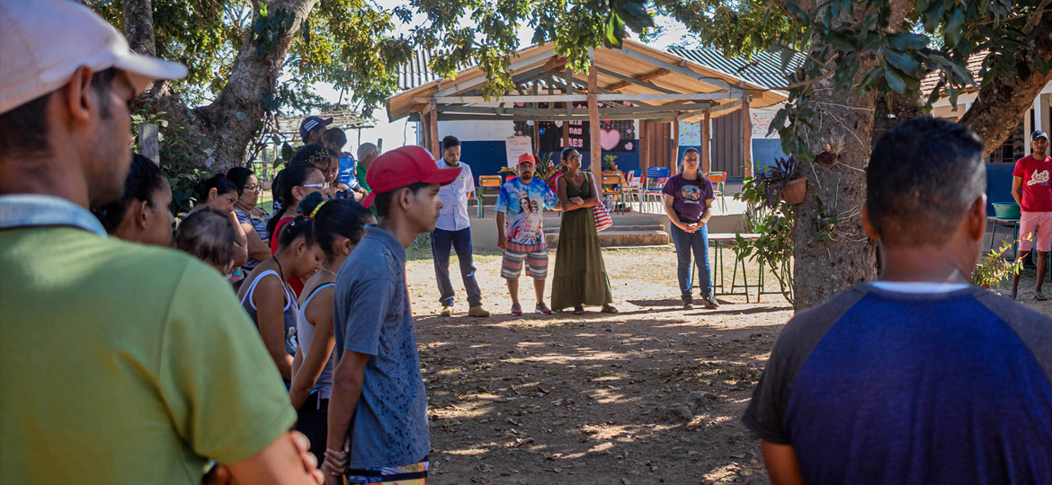 Jovens cuidando do Cerrado e resgatando vidas. Foto: Grupo Semente